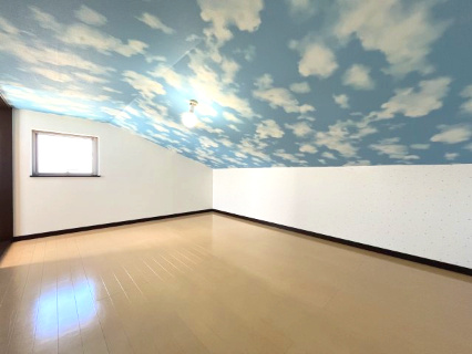 岸和田市極楽寺町1丁目　中古戸建の収納|固定階段式ロフト！固定階段のため上り下りも安心♪
季節ものや大きな荷物の収納が可能です♪