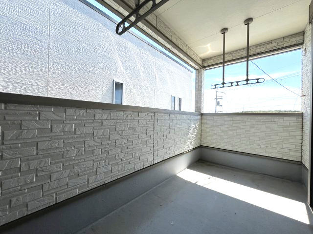 岸和田市極楽寺町1丁目　中古戸建のバルコニー|急な雨でも安心のインナーバルコニー♪
奥行きがあるため、布団などの大きい物もラクラク干せます◎