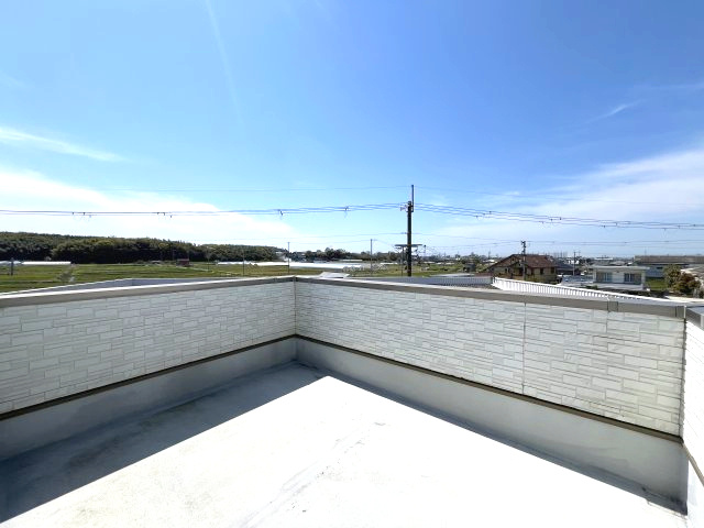 岸和田市極楽寺町1丁目　中古戸建のバルコニー|見晴らしの良い屋上バルコニー♪岸和田市や貝塚市の町並みを見渡せます♪
景色を見ながらバーベキューも！