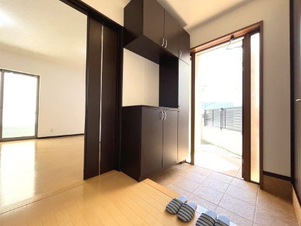 岸和田市極楽寺町1丁目　中古戸建の玄関|靴が多くても安心の玄関収納つき♪
可動棚のため、高さのある靴でも収納できます◎