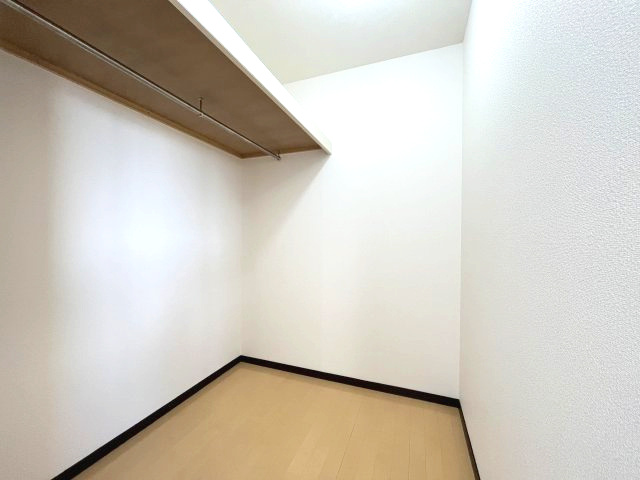 岸和田市極楽寺町1丁目　中古戸建の収納|ウォークインクローゼットのある住まいで収納上手な生活を実現！
衣類や箱物、思い出の品もたっぷり収納◎