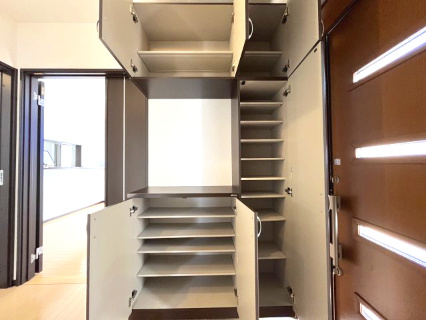 岸和田市極楽寺町1丁目　中古戸建の玄関|可動棚のため高さ調整が簡単にできます！
収納豊富です♪