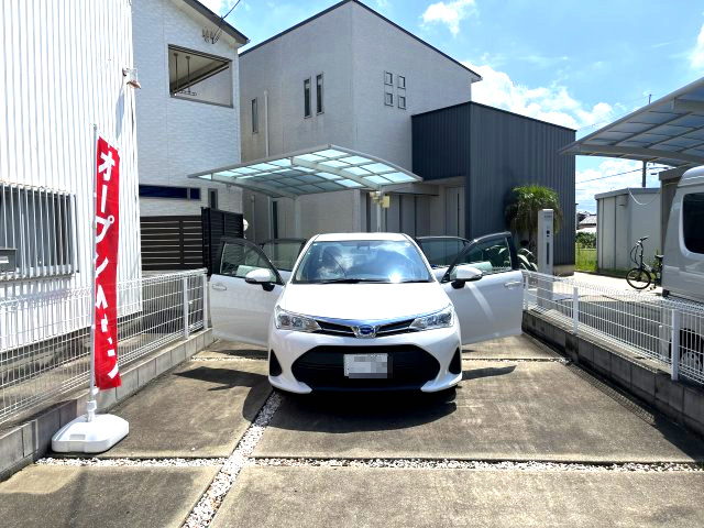 岸和田市極楽寺町1丁目　中古戸建の駐車場|駐車場は、両サイドのドアを全開にしても乗り入れラクラクの広さです！