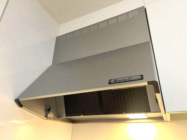 岸和田市極楽寺町1丁目　中古戸建のキッチン|コンロ上方がフードに覆われることで、調理の煙や臭い、油分を効率よく吸い込むことができます◎