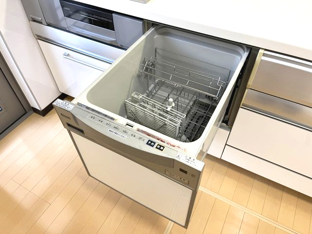 岸和田市極楽寺町1丁目　中古戸建のキッチン|食洗器付きのキッチン♪
食器洗いの時間を短縮！手洗いよりも清潔です♪