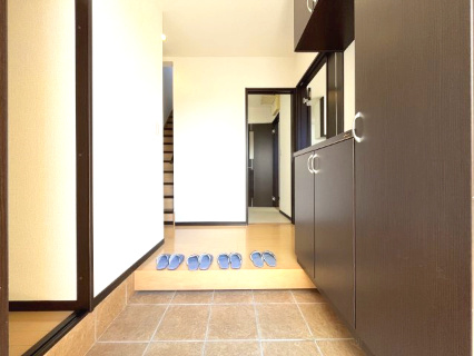 岸和田市極楽寺町1丁目　中古戸建の玄関|玄関は収納力豊富です。