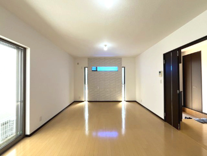 岸和田市極楽寺町1丁目　中古戸建の居間・リビング|対面キッチンからの眺めです。
家事をしながら家族と会話やテレビ視聴ができますね。