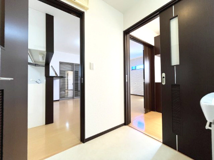 岸和田市極楽寺町1丁目　中古戸建の脱衣所|脱衣所は、玄関ホールとリビングとの2方向から出入りが可能です。
家事同線が考えられている間取りです。