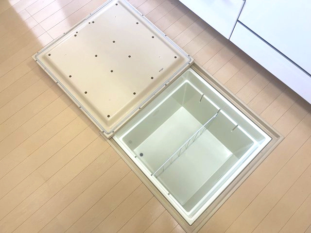 岸和田市極楽寺町1丁目　中古戸建のその他|キッチンに床下収納あり◎
缶詰やカップ麺などたくさん収納できますね♪