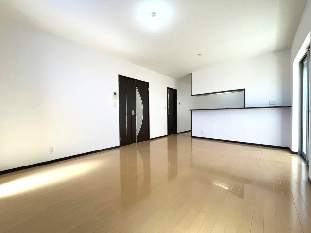 岸和田市極楽寺町1丁目　中古戸建の居間・リビング|ダイニングに面した対面キッチン♪
リビング全体が見渡せます！
クロス全室貼替済み！（2023年6月）