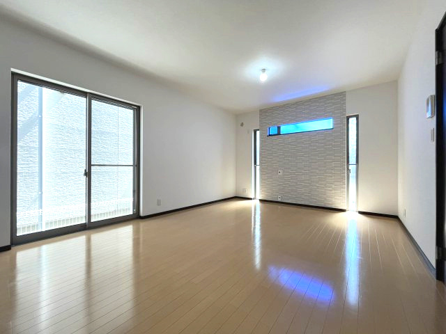 岸和田市極楽寺町1丁目　中古戸建の居間・リビング|LDK壁の一部にエコカラット♪
テレビを壁掛けすることでLDKをスッキリさせることができます◎