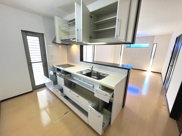 岸和田市極楽寺町1丁目　中古戸建のキッチン|ご家族との会話を楽しみながらお料理できる対面式キッチンです♪
会話が弾み家族の存在を近くに感じます♪