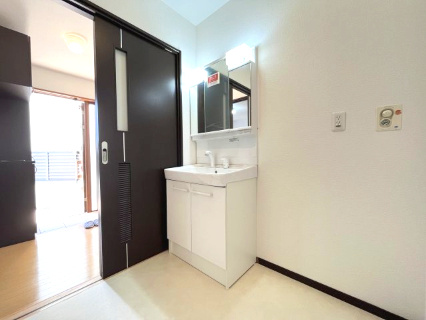 岸和田市極楽寺町1丁目　中古戸建の独立洗面台|ミラーキャビネットでメイク用品や洗顔小物などをスッキリ収納できます！
2023年6月新調済み！