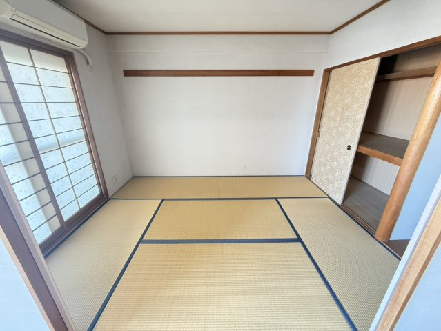 シャルマンフジ二色の浜ローヤルグランポートの和室|リビングと繋がる開放的な和室。