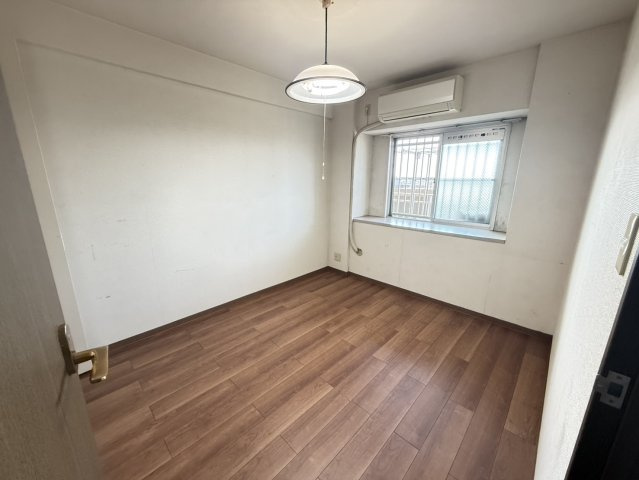 シャルマンフジ二色の浜ローヤルグランポートの洋室|洋室約5.4帖。
フローリングにリフォーム済み！