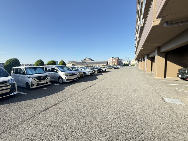 シャルマンフジ二色の浜ローヤルグランポートの駐車場