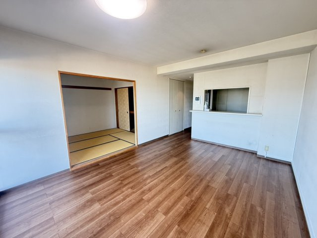 シャルマンフジ二色の浜ローヤルグランポートの居間・リビング|広々約13帖のLDK！　フローリングにリフォーム済み！