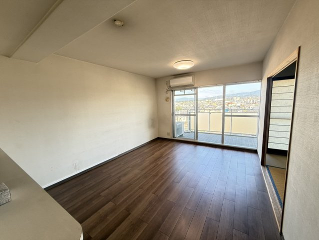 シャルマンフジ二色の浜ローヤルグランポートの居間・リビング|広々約13帖のLDK！　フローリングにリフォーム済み！