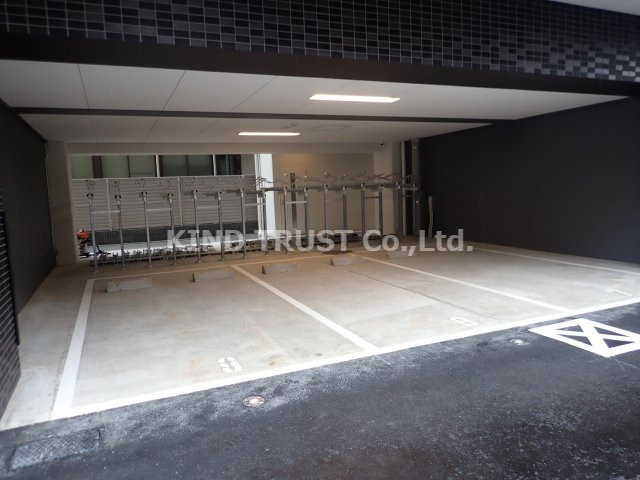 プレサンス梅田北オールの駐車場|駐車場があるので、車を買う予定の方も安心です