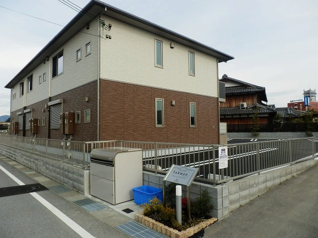 Yahmanの外観|南側は駐車場で北側は道路になっています。