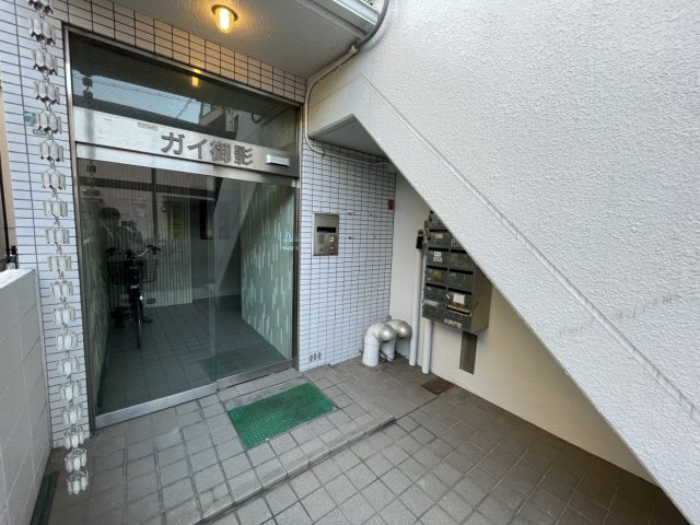 ガイ御影のエントランス