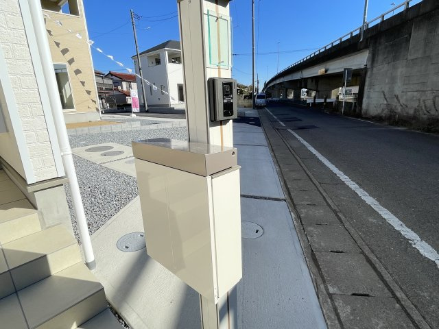 藤岡市小林第6（全4棟）1号棟の前面道路含む現地写真|美しい街並みの分譲地です。車の出し入れもラクラクなカースペース及び広々な前面道路です。 車の運転が苦手な奥様もこれなら安心です(^▽^)/
