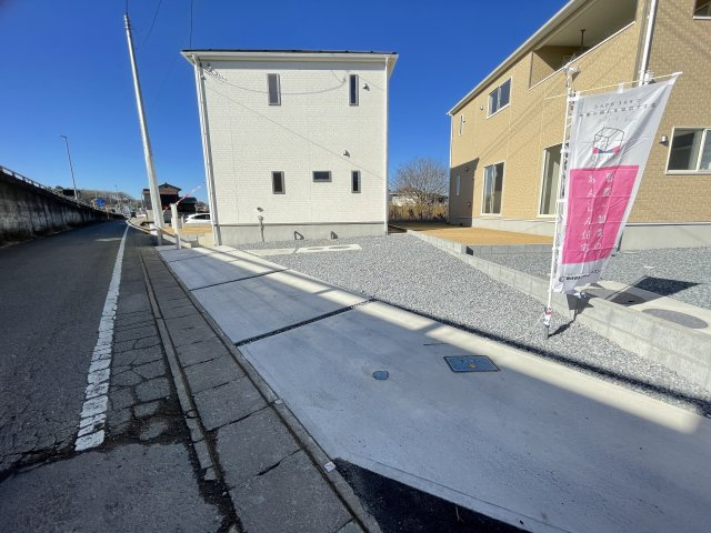 藤岡市小林第6（全4棟）1号棟の前面道路含む現地写真|美しい街並みの分譲地です。車の出し入れもラクラクなカースペース及び広々な前面道路です。 車の運転が苦手な奥様もこれなら安心です(^▽^)/