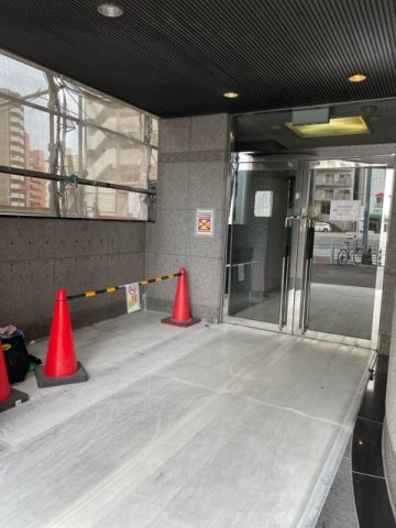 新宿区新宿１丁目の事務所のエントランス