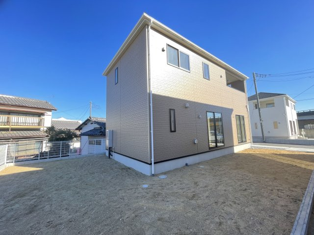 藤岡市小林第6（全4棟）3号棟の前面道路含む現地写真|隣地との距離も保ちながらも綺麗な街並みに溶け込みました！ 駐車スペースやお庭も十分に確保しています！