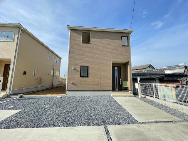 藤岡市小林第6（全4棟）3号棟の外観|隣地との距離も保ちながらも綺麗な街並みに溶け込みました！ 駐車スペースやお庭も十分に確保しています！
