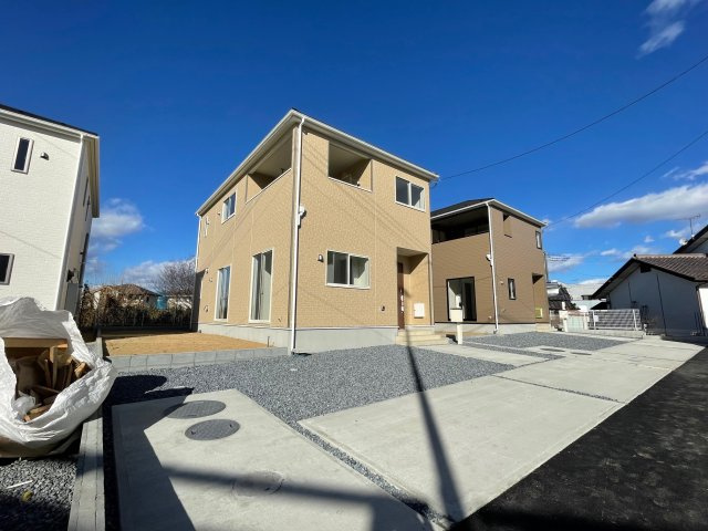 藤岡市小林第6（全4棟）3号棟の前面道路含む現地写真|隣地との距離も保ちながらも綺麗な街並みに溶け込みました！ 駐車スペースやお庭も十分に確保しています！