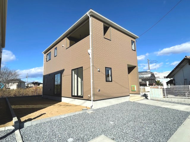 藤岡市小林第6（全4棟）3号棟の外観|隣地との距離も保ちながらも綺麗な街並みに溶け込みました！ 駐車スペースやお庭も十分に確保しています！