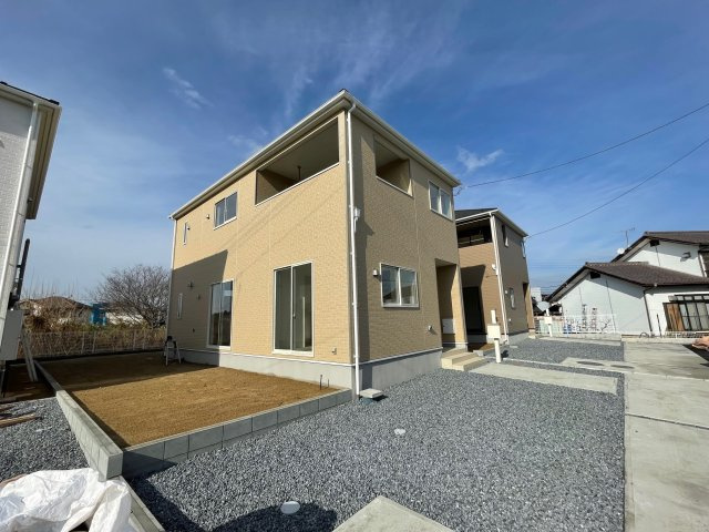 藤岡市小林第6（全4棟）3号棟の外観|隣地との距離も保ちながらも綺麗な街並みに溶け込みました！ 駐車スペースやお庭も十分に確保しています！