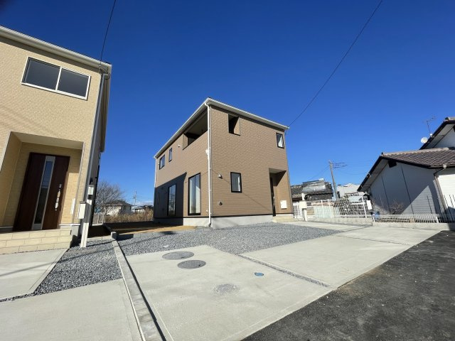 藤岡市小林第6（全4棟）3号棟の前面道路含む現地写真|隣地との距離も保ちながらも綺麗な街並みに溶け込みました！ 駐車スペースやお庭も十分に確保しています！