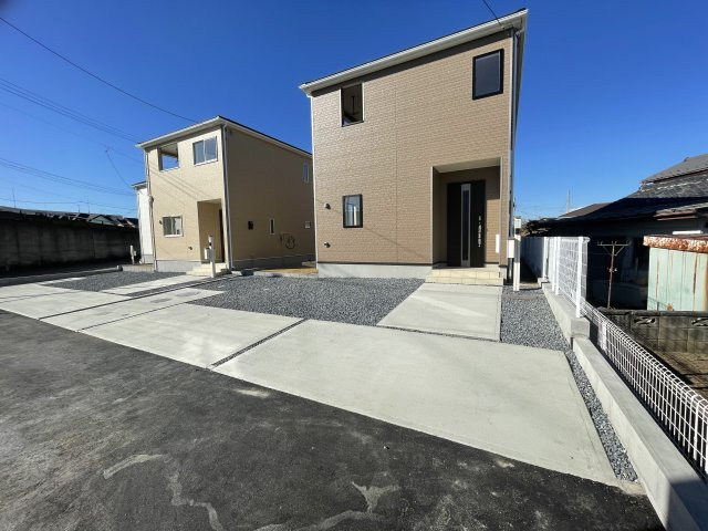 藤岡市小林第6（全4棟）3号棟の前面道路含む現地写真|隣地との距離も保ちながらも綺麗な街並みに溶け込みました！ 駐車スペースやお庭も十分に確保しています！
