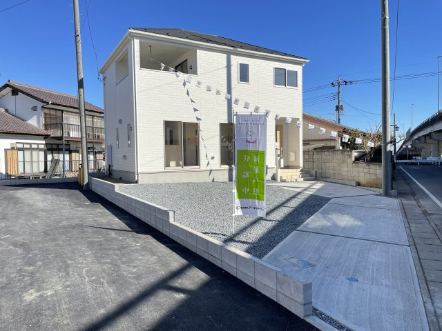 藤岡市小林第6（全4棟）4号棟の外観|隣地との距離も保ちながらも綺麗な街並みに溶け込みました！
駐車スペースやお庭も十分に確保しています！
