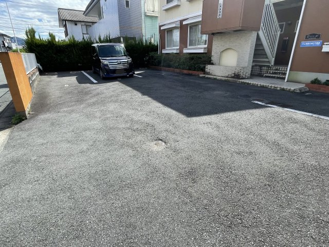 グリーンレジデンスの駐車場