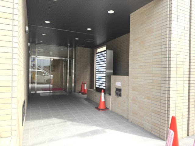 伊藤LKビルのエントランス