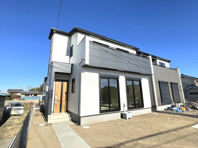 藤岡市篠塚（全2棟）1号棟の外観|ナチュラルで飽きの来ないデザインは流行に左右されない家の形です。外構も綺麗に仕上がっています(^▽^)/
