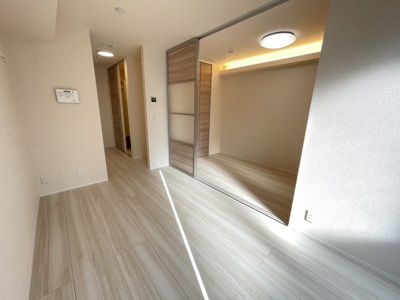 【居間・リビング】 | ウィン淡路駅前 | 白基調の広々としたお部屋です