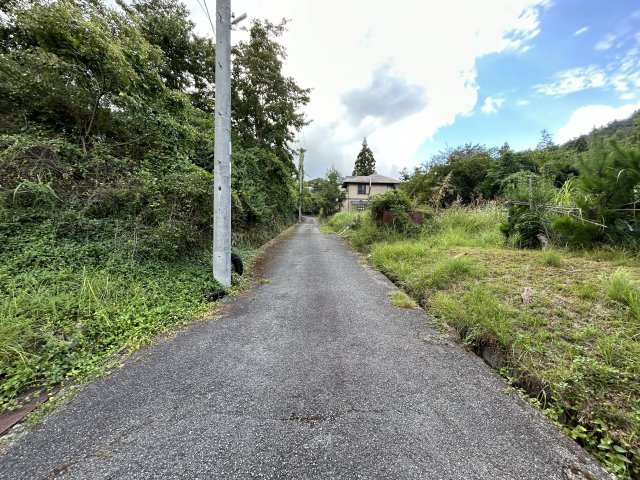 緑豊かな住環境◆敷地約６０坪◆南西向き◆現況更地◆建築条件無し売土地◆亀岡市畑野町千ケ畑クルビ谷の前面道路含む現地写真|前道(令和５年９月撮影)