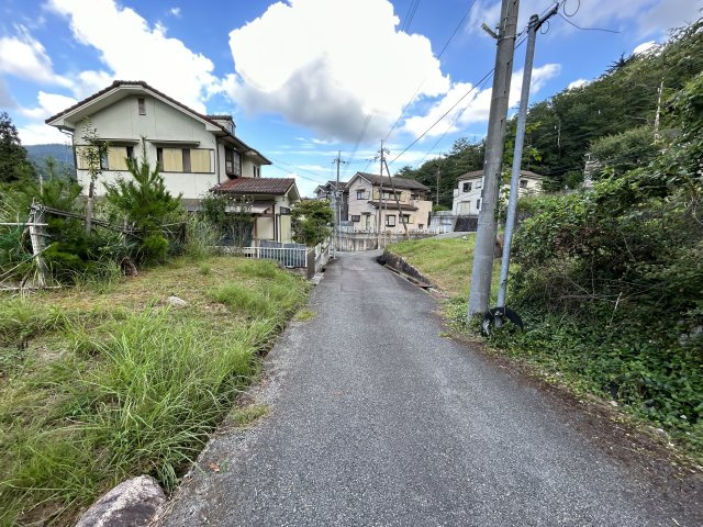 緑豊かな住環境◆敷地約６０坪◆南西向き◆現況更地◆建築条件無し売土地◆亀岡市畑野町千ケ畑クルビ谷の前面道路含む現地写真|前道(令和５年９月撮影)