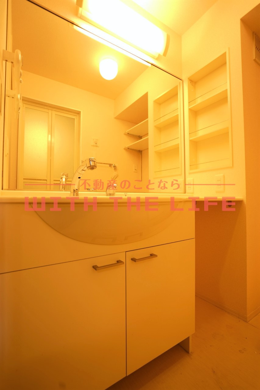 セジュール光【キャッシュバック対象物件】の独立洗面台|独立洗面台、小物を置くことができて便利です