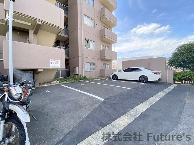 コスモ三郷リバーサイドの駐車場|敷地内駐車場あり（要空き確認）