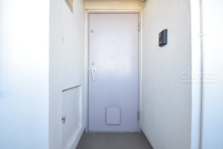 【その他共用部分】 | 皆様をお迎えする、お部屋の玄関ドア。開けやすさや開放角度、ドアノブの操作しやすさや鍵の形状などを、現地で一度ご確認ください。
