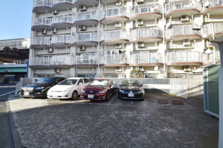 【駐車場】 | マンションの駐車場スペース。空きの有無や駐車料金、サイズ規定などについては、改めてお問い合わせください。