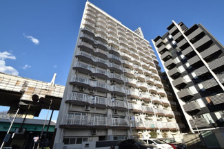 【外観】 | 私たち不動産業スタッフは、よく「いい面構えの建物です」「雰囲気ありますねえ」という言葉を使いますが、当マンションもまさにそのような姿で佇んでいます。