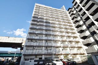 【外観】 | 即日のご見学も可能です！お気軽にお問い合わせください！
青空によく映える建物です。手入れの行き届いた外壁やマンション正面エントランスなど、綺麗な姿をぜひ一度、現地にてご覧ください。