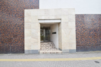 【エントランス】 | マンションの正面エントランス。出入りする人間を癒してくれるマンション入り口であり、その建物の「顔」でもあります。