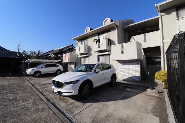 メゾンしゃらの木の駐車場